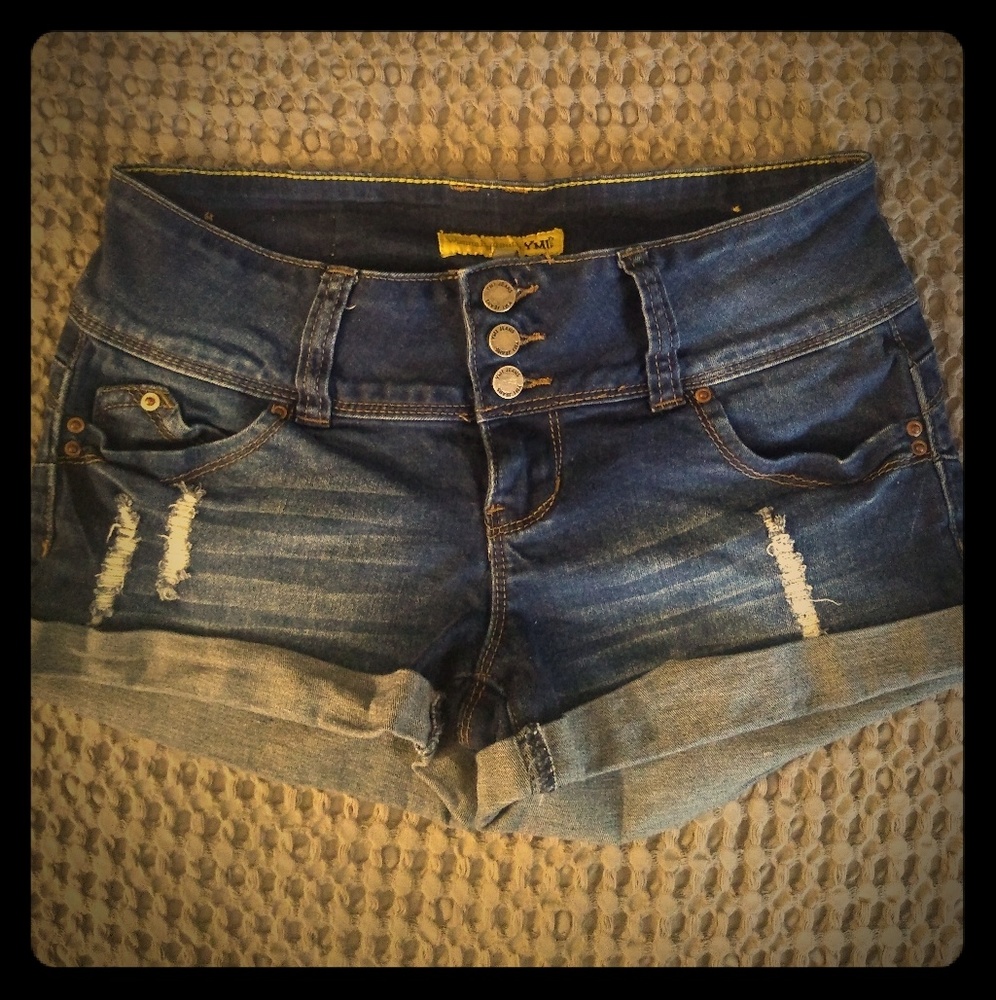 YMI wanna betta butt? Short shorts w/ rips